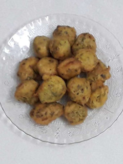 મેથી - કાચા કેળા ના ભજીયા (Methi Banana Bhajiya Recipe in Gujarati) રેસીપી મુખ્ય ફોટો