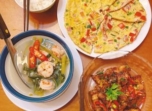 Hình của món Menu gia đình hàng ngày 05 Thịt heo cháy cạnh  trứng chiên canh chua rau muống nấu tôm.