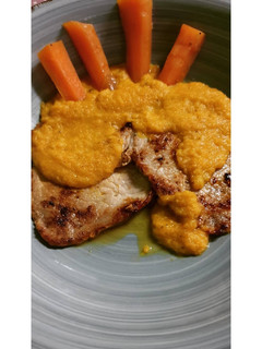 Una foto de Cinta de lomo 🐖 con salsa de Zanahoria 🥕🥕