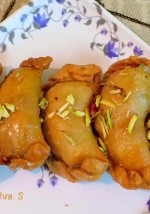 A picture of Mawa gujiya (Chandrakala).