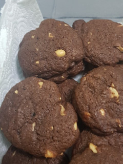 A picture of Reverse chocolate chip cookie.