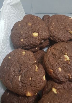 A picture of Reverse chocolate chip cookie.
