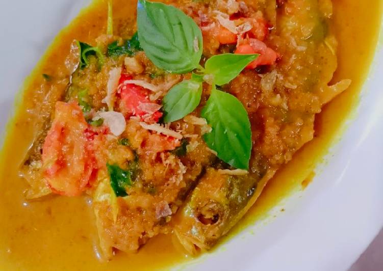 Ikan kembung bumbu kuning kemangi