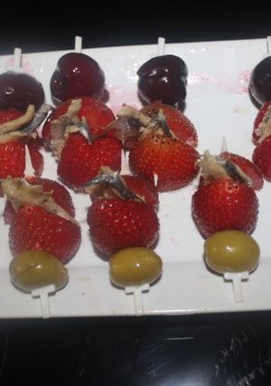 Una foto de Banderillas de fresas con boquerones en vinagre