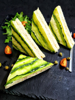 Una foto de Sándwich relleno con crema de salmón y pepino