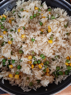 Una foto de Arroz blanco con elote y chícharo