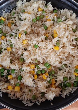 Una foto de Arroz blanco con elote y chícharo