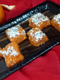 संतरा {ऑरेंज} बर्फी (Orange Burfi recipe in hindi) रेसिपी मुख्य फोटो