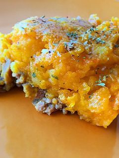 Una foto de Pastel de carne de pavo y pollo con puré de calabaza