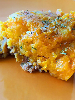 Una foto de Pastel de carne de pavo y pollo con puré de calabaza