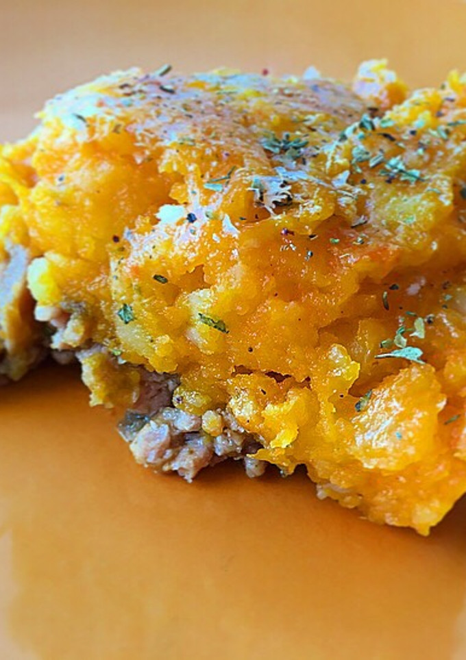 Una foto de Pastel de carne de pavo y pollo con puré de calabaza