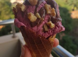 Une photo de Glace onctueuse à la framboise avec son cornet fait maison