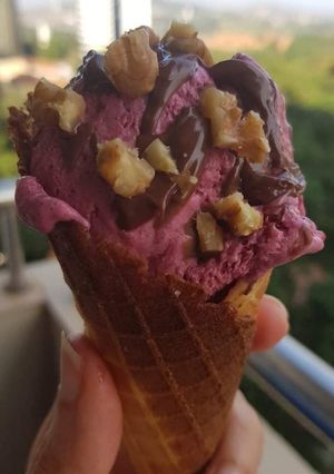 Une photo de Glace onctueuse à la framboise avec son cornet fait maison