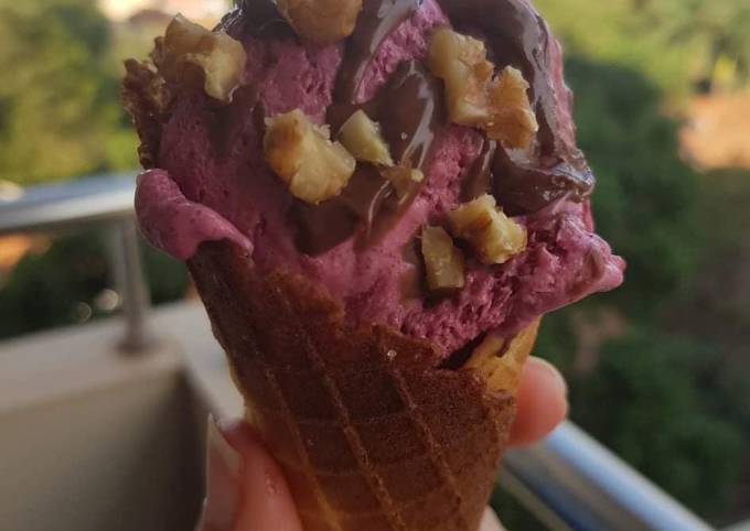 Glace onctueuse à la framboise avec son cornet fait maison