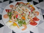 Una foto de ensalada de calamar