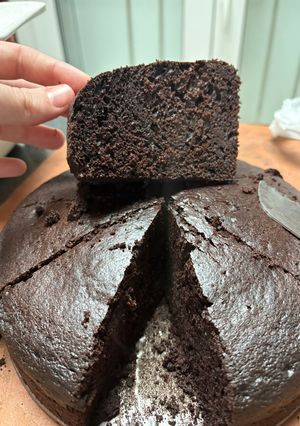 Una foto de Bizcochuelo de chocolate súper fácil y húmedo
