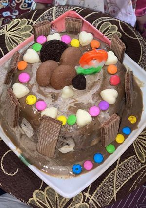 A picture of Oreo ice cream cake.