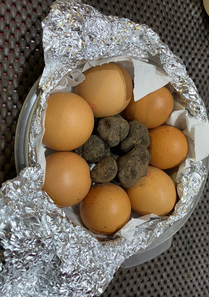 Una foto de Trufar huevos