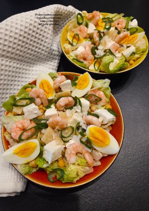 Une photo de Salade composée aux crevettes et pois chiches