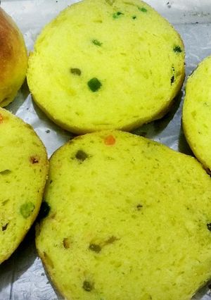 A picture of Tutti fruity bun.