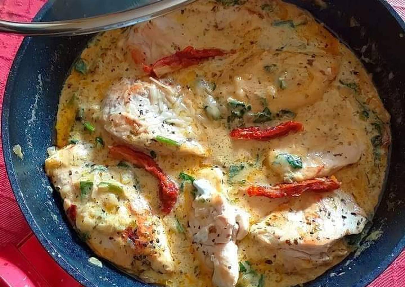 Pechuga de pollo a la crema de parmigiano reggiano y espinacas