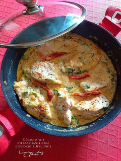 Una foto de Pechuga de pollo a la crema de parmigiano reggiano y espinacas