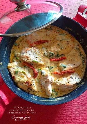 Una foto de Pechuga de pollo a la crema de parmigiano reggiano y espinacas