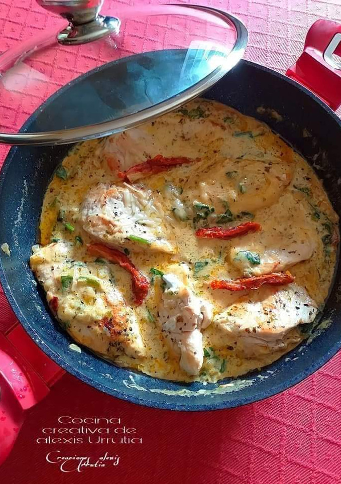 Una foto de Pechuga de pollo a la crema de parmigiano reggiano y espinacas