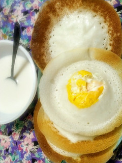 தேங்காய் பால் ஆப்பம் (Thenkaai paal aappam recipe in tamil) செய்முறை முக்கிய புகைப்படம்