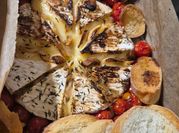 Une photo de tomates camembert