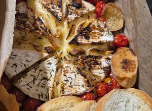Une photo de Camembert rôti au four ou air fryer