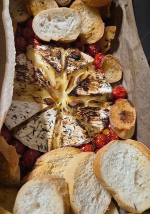 Une photo de Camembert rôti au four ou air fryer