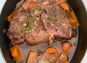 Una foto de Ojo de Bife Braseado al Malbec con Vegetales