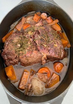 Una foto de Ojo de Bife Braseado al Malbec con Vegetales