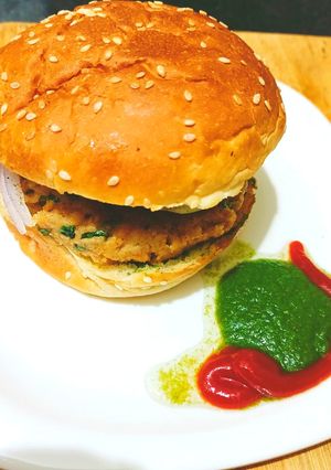 A picture of Aloo & Arbi Patty Burger🍔🍔.