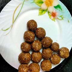 A picture of Ragi peanut balls.