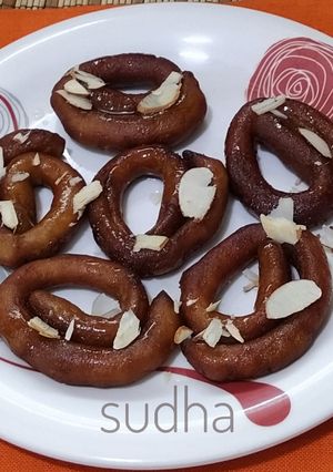 रताळ्याची स्वादिष्ट जिलबी (ratalyachi jalebi recipe in marathi) रेसिपी चे मुख्य फोटो 
