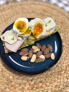 Foto principal de Tostada con Aguacate, Pavo y Queso de Cabra