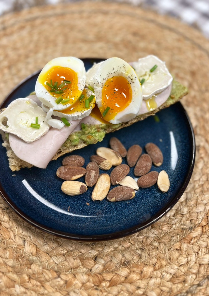 Foto principal de Tostada con Aguacate, Pavo y Queso de Cabra