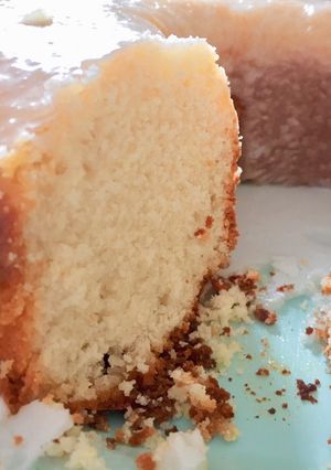 Una foto de Torta de limón con glaseado de limón 🍋