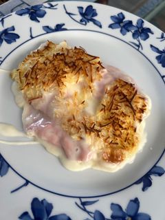 Una foto de Puerros con york y queso gratinados