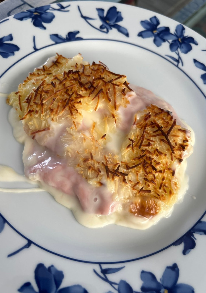Una foto de Puerros con york y queso gratinados