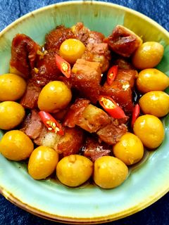 Hình của món Thịt heo quay kho trứng cút.