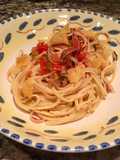 Espaguetti en Salsa Rústica con Jamón Serrano y Crocantes de Parmesano