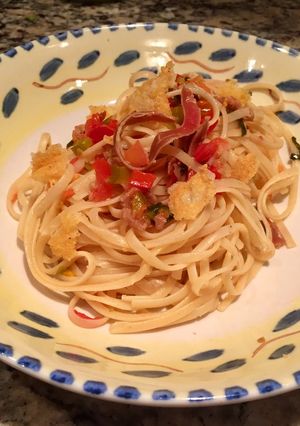 Una foto de Espaguetti en Salsa Rústica con Jamón Serrano y Crocantes de Parmesano