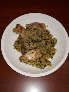 Una foto de Cus cus con cebolla, perejil y carne de pollo y conejo