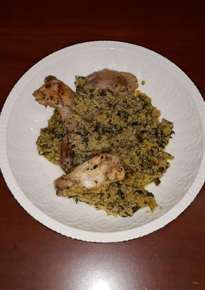 Una foto de Cus cus con cebolla, perejil y carne de pollo y conejo