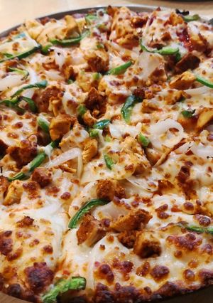 A picture of Chicken Tikka pizza.