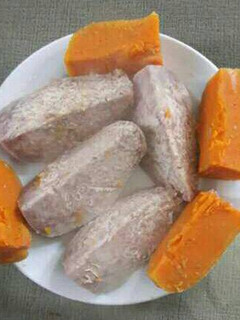 A picture of Arrow root and sweet potato.