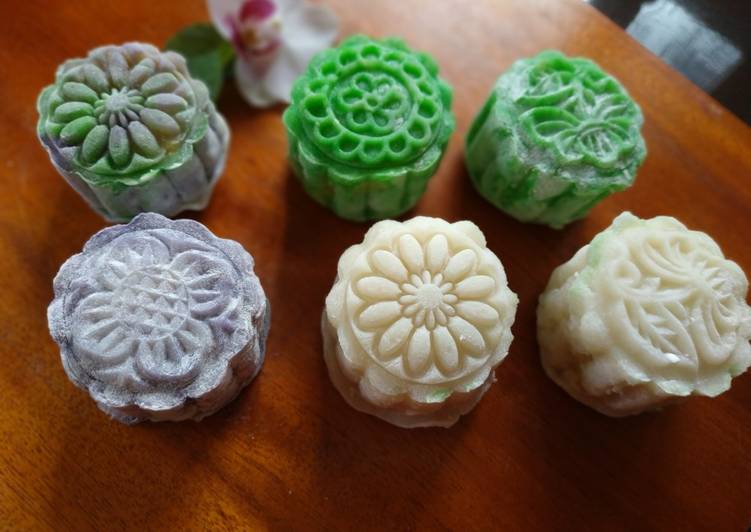 Snow skin moon cake with mung bean filling